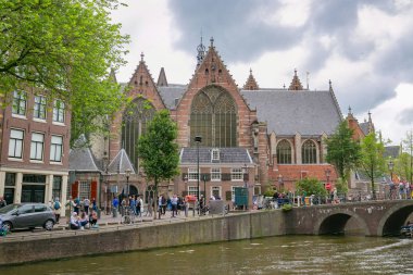 Amsterdam, Hollanda - 25 Haziran 2017: Görünüm Oude Kerk Kalvinist kilisenin. Oude Kerk Amsterdams (XIV c.) bina en eski olduğunu. De Wallen, şimdi Amsterdam ana kırmızı ışık bölge standları.