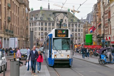 Amsterdam, Hollanda - 25 Haziran 2017: Bn yapılar Ferroviaires Serie Madame Tussauds Müzesi karşısında Amsterdam'ın tarihi bölümünde 12 g tramvay.
