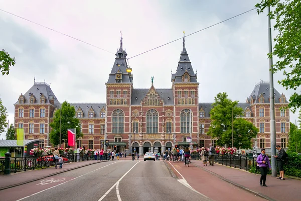 Amsterdam, Hollanda - 25 Haziran 2017: Rijksmuseum Hollanda Ulusal Müzesi Sanat ve Tarih Amsterdam'da bir bakış. Geçerli ana binası, 1885 yılında Pierre Cuypers tarafından tasarlanmıştır.
