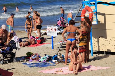 Zelenogradsk, Kaliningrad bölgesi, Rusya Federasyonu - 29 Temmuz 2017: ünlü Resort (eski Cranz da bilinir) Zelenogradsk Baltık Denizi kıyısında kumlu bir plaj üzerinde yaz zaman dinlenme bilinmeyen insanlar