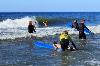 Zelenogradsk, Kaliningrad bölgesi, Rusya Federasyonu - 29 Temmuz 2017: dinlenme ve yaz saati, Baltık Denizi'nin mavi dalgalar üzerinde profesyonel eğitmenler ile sörf öğrenme bilinmeyen çocuk.
