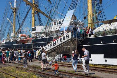 Kaliningrad, Rusya - 19 Haziran 2016: Turist yakınındaki ünlü barque Kruzenshtern (önceden Padua) Kaliningrad Sea Port iskele içinde demirleyen. 1926 yılında başlatılan, o 1946'de SSCB'ye teslim.