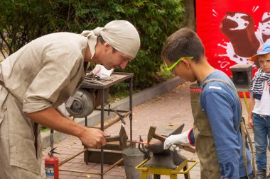 Zelenogradsk, Kaliningrad bölgesi, Rusya Federasyonu - 08 Eylül 2018: Street atölye çocuklar ve yetişkinler Demircilik ve sanat resort kasaba, Zelenogradsk içinde (Cranz dövme için).