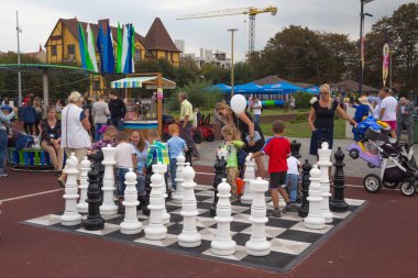Zelenogradsk, Kaliningrad bölgesi, Rusya Federasyonu - 08 Eylül 2018: Dev satranç tahtası şehir park resort kasaba Zelenogradsk (Cranz).