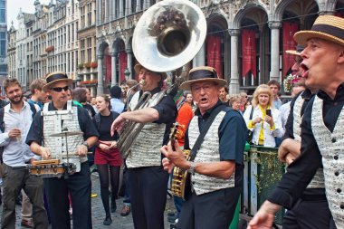 Brussels, Belçika - 07 Eylül 2014: Belçika bira hafta sonu 2014 sırasında Brüksel merkezi Grand meydanında müzikal performans.
