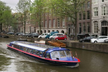 Amsterdam, Hollanda - 25 Haziran 2017: Turistik yolculuk tekne su kanallarının Amsterdam'ın tarihi bölümünde biri üzerinde