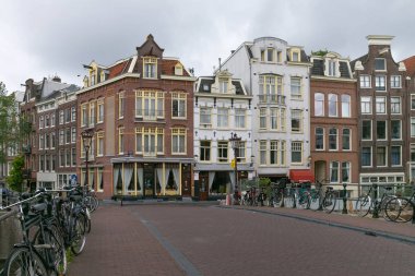 Amsterdam, Hollanda - 25 Haziran 2017: Amsterdam'ın tarihi bölümünde Prinsengracht sokakta eski binalar .