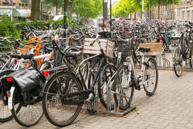 Amsterdam, Hollanda - 25 Haziran 2017: Park Amsterdam Merkez caddeleri üzerinde birçok bisiklet ile.