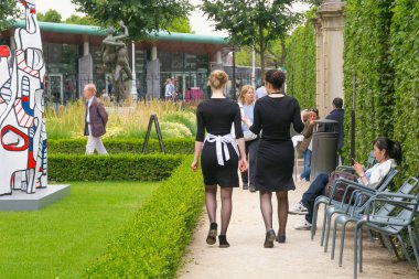 Amsterdam, Hollanda - 25 Haziran 2017: İki bilinmeyen garsonların Rijksmuseum Hollanda Ulusal Müzesi Sanat ve tarih de Amsterdam yakınındaki siyah tek tip elbise.