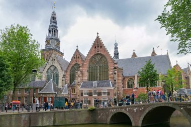 Amsterdam, Hollanda - 25 Haziran 2017: Görünüm Oude Kerk Kalvinist kilisenin. Oude Kerk Amsterdams en eski yapıdır. De Wallen, şimdi Amsterdam'ın ana kırmızı ışık bölge standları.