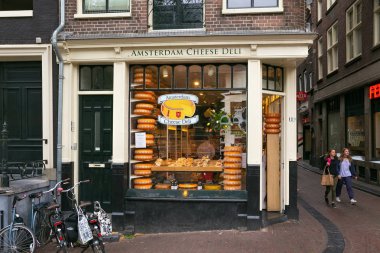 Amsterdam, Hollanda - 25 Haziran 2017: Peynir Şarküteri dükkandan alışveriş Amsterdam tarihi kısmında Oudezijds Voorburgwal sokakta. 
