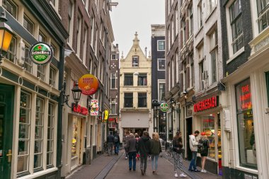 Amsterdam, Hollanda - 25 Haziran 2017: bilinmeyen turist birinde Amsterdam tarihi kısmında merkezi street yürüyüş.