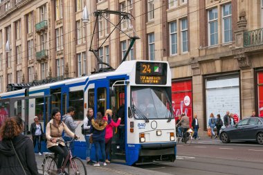 Amsterdam, Hollanda - 25 Haziran 2017: Bn yapılar Ferroviaires Amsterdam'ın tarihi bölümünde 12 g SERISI tramvay.