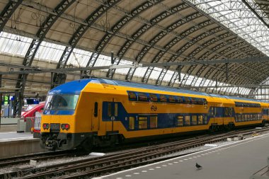 Amsterdam, Hollanda - 25 Haziran 2017: Amsterdam Merkez İstasyonu'na, iç. Centraal şehrin en büyük tren istasyonu var. Bir büyük Ulusal tren hub bir gün 162000 yolcular tarafından kullanılır.