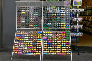 Amsterdam, Hollanda - 25 Haziran 2017: Stand ile çeşitli renkli ucuz gözlük Amsterdam merkezi bir sokakta Satılık.