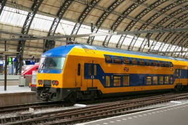 Amsterdam, Hollanda - 25 Haziran 2017: Amsterdam Merkez İstasyonu'na, iç. Centraal şehrin en büyük tren istasyonu var. Bir büyük Ulusal tren hub bir gün 162000 yolcular tarafından kullanılır.