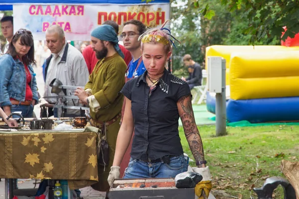 泽列诺格拉茨克 加里宁格勒地区 俄罗斯 2018年9月08日 未知的有吸引力的女孩作为学徒铁匠在锻造的泽列诺格拉茨克度假城的露天作坊 — 图库照片