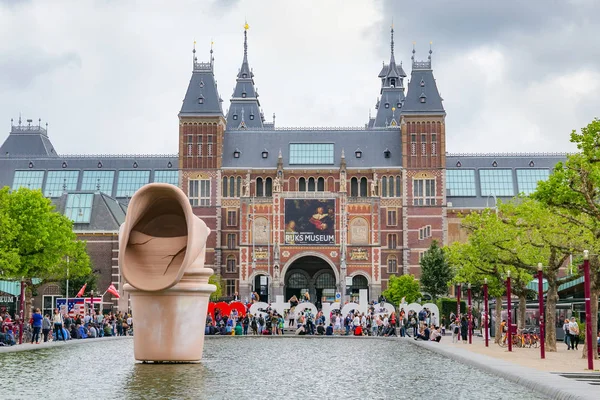 Amsterdam, Hollanda - 25 Haziran 2017: Rijksmuseum Hollanda Ulusal Müzesi Sanat ve Tarih Amsterdam'da bir bakış. Geçerli ana binası, 1885 yılında Pierre Cuypers tarafından tasarlanmıştır.