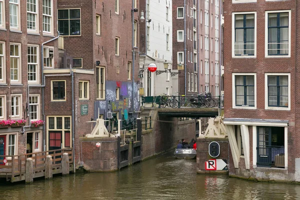 Amszterdam Hollandia 2017 Június Vörös Tégla Falak Régi Épületek Közelében — Stock Fotó