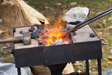 Sokak forge atölye mangal üzerinde çekiç.