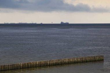 Baltık Denizi bulutlu havalarda gemiler.