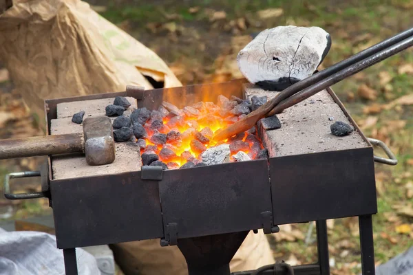 Sokak forge atölye mangal üzerinde çekiç.