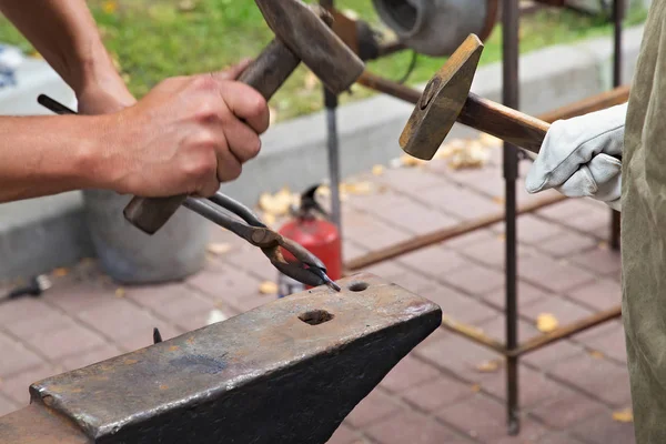 Trabajar Con Martillos Yunque Taller Fragua Calle — Foto de Stock