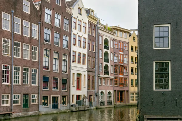 Nézd Régi Történelmi Épületek Közelében Egyik Víz Csatornák Amszterdam Központjában — Stock Fotó