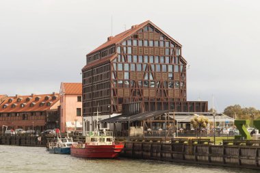 Klaipeda, Litvanya - 22 Eylül 2018: Görünümü dolgu ve Klaipeda merkezi eski değirmen arka plan üzerinde bilinen bina ile eski gemiler.