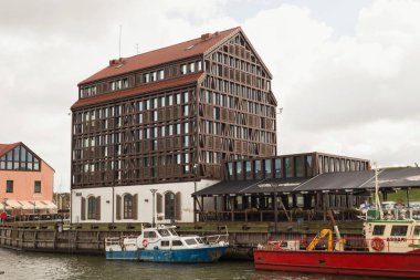 Klaipeda, Litvanya - 22 Eylül 2018: Görünümü dolgu ve Klaipeda merkezi eski değirmen arka plan üzerinde bilinen bina ile eski gemiler.