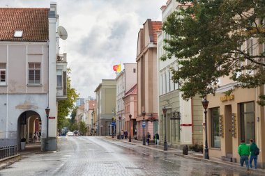 Klaipeda, Litvanya - 22 Eylül 2018: Kurpiu sokak (eski Alman şehir Memel yağmur sonrası adıdır Klaipeda tarihi merkezinde görünümünü.