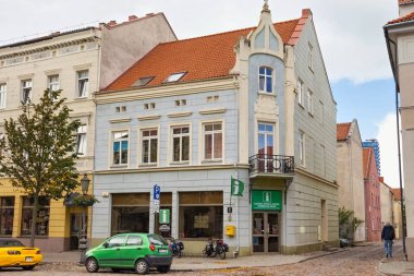 Klaipeda, Litvanya - 22 Eylül 2018: Şehir merkezinde Turgaus sokakta Klaipeda turistik bilgi merkezi ile tarihi bina (eski Alman şehrin adıdır Memel).