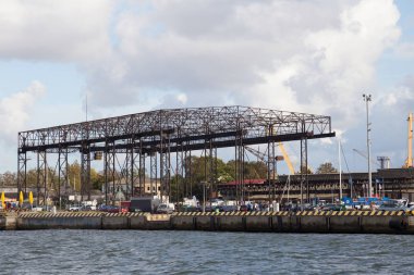 Klaipeda, Litvanya - 22 Eylül 2018: Görünüm (eski Alman şehir Memel adıdır Klaipeda merkezinde otopark araba ile set of).