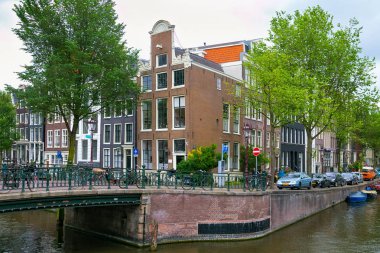 Amsterdam, Hollanda - 25 Haziran 2017: Eski binalar yakınındaki Amsterdam tarihi kısmında su kanallarının biri.