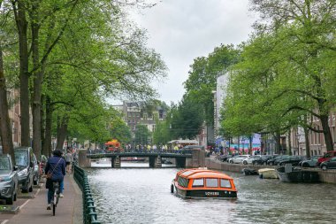 Amsterdam, Hollanda - 25 Haziran 2017: Turistik yolculuk tekne su kanallarının Amsterdam'ın tarihi bölümünde biri üzerinde.