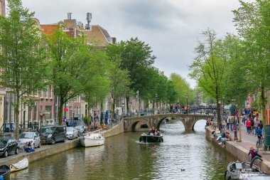 Amsterdam, Hollanda - 25 Haziran 2017: Amsterdam tarihi kısmında su kanallarının biri üzerinde farklı tekneler.