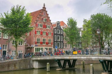 Amsterdam, Hollanda - 25 Haziran 2017: Eski binalar yakınındaki Amsterdam tarihi kısmında su kanallarının biri.