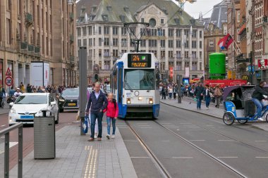 Amsterdam, Hollanda - 25 Haziran 2017: Bn yapılar Ferroviaires Serie Madame Tussauds Müzesi karşısında Amsterdam'ın tarihi bölümünde 12 g tramvay.