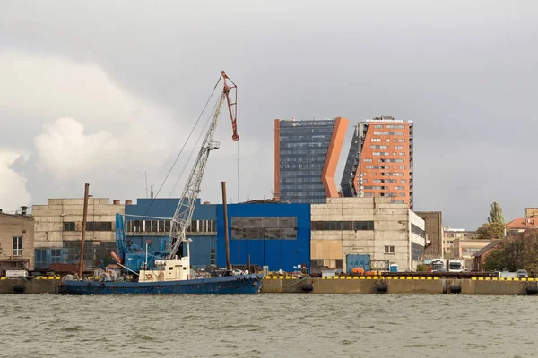 Antiguo Buque Carga Con Grúa Foque Cerca Del Puerto Marítimo — Foto de Stock