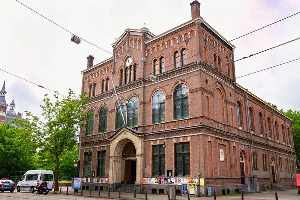 荷兰阿姆斯特丹 2017年6月25日 荷兰被改革的教会的前大厦被称为 Vrije Gemeente 这是建立在年底的 现在是为年轻人的天堂文化中心 — 图库照片