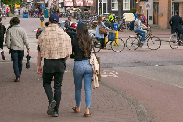 Amsterdam Nizozemsko Června 2017 Neznámý Mladý Pár Jedné Ulic Centru — Stock fotografie