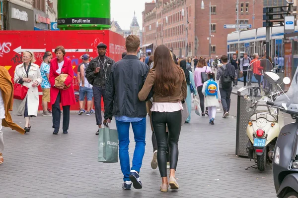 Amsterdam Nizozemsko Června 2017 Neznámý Mladý Pár Jedné Ulic Centru — Stock fotografie