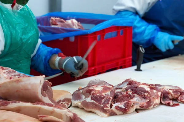 Macellai Stanno Tagliando Carne Maiale Nella Fabbrica Carne — Foto Stock