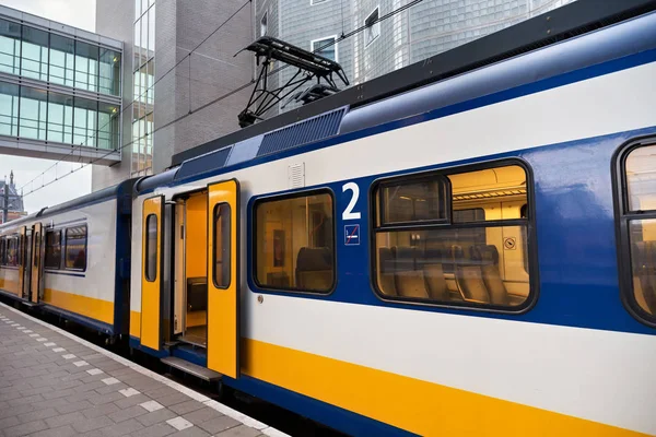 Comboio Holandês Amarelo Plataforma Estação Amsterdam Centraal Pela Manhã Centraal — Fotografia de Stock