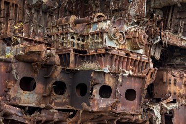 Kesilir ve kıyıda yaptı açığa alınan deniz gemi iç parçalarını.