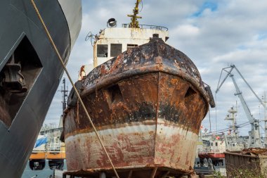 Rusty kıyıda kaldı deniz gemi hizmet dışı..
