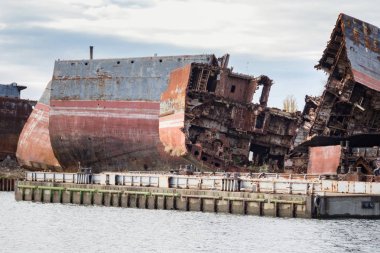 Kesilir ve kıyıda yaptı açığa alınan deniz gemi büyük paslı parçaları.