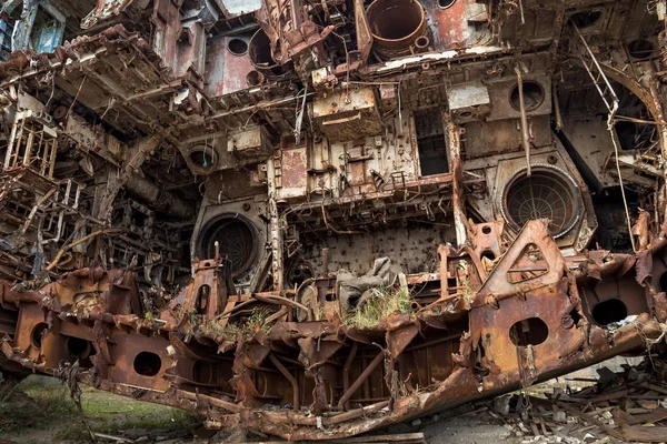 Grandes Pedaços Enferrujados Navio Marinho Descomissionado Que Foi Cortado Deixado — Fotografia de Stock