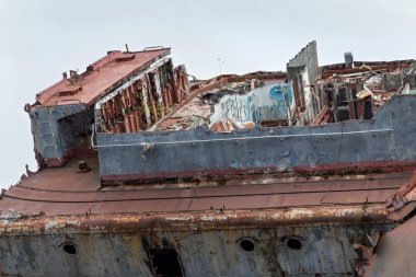 Kesilir ve kıyıda yaptı açığa alınan deniz gemi büyük paslı parçaları.