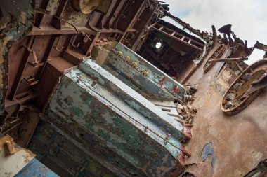 Kesilir ve kıyıda yaptı açığa alınan deniz gemi iç parçalarını.